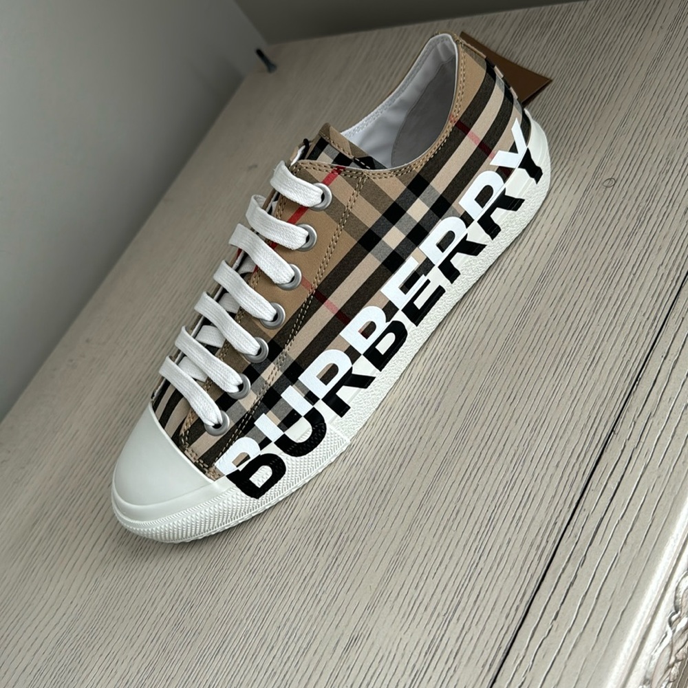 Women’s Burberry sneakers. Eur size 39. Box and dust bag included.